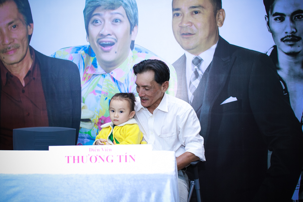 Nghệ sĩ Thương Tín bất ngờ khoe vợ và con gái 2 tuổi - Ảnh 2